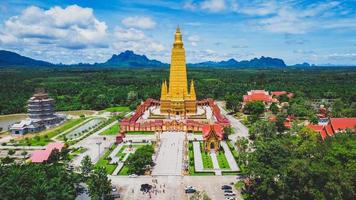 una veduta aerea di un grande tempio in Thailandia che è bellissimo ed è una destinazione turistica molto popolare. wat bang tong, provincia di krabi, tailandia foto