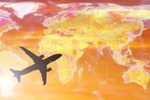 sagoma di un aereo passeggeri nel cielo. viaggi e idee di viaggio in tutto il mondo. foto