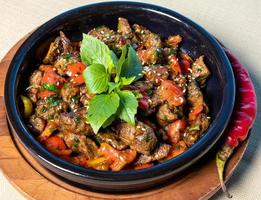 melanzane, pomodori, insalata di verdure sul piatto di legno foto