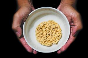 immediato tagliatelle nel un' tazza. cibo crisi concetto cibo carenza foto