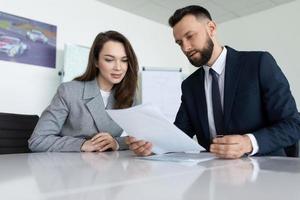 azienda dipendenti studiando documenti per un' incontro nel il ufficio foto