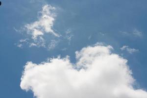 cielo blu con nuvole foto
