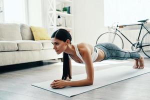 stimolante se stessa. bellissimo giovane donna nel gli sport capi di abbigliamento conservazione tavola posizione mentre la spesa tempo a casa foto