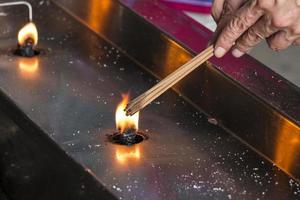 accendendo bastoncini di incenso in un tempio di taipei