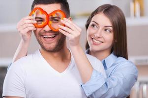 avendo divertimento nel il cucina. bellissimo giovane coppia avendo divertimento nel il cucina foto