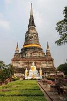 scultura buddista al tempio in ayuthaya thailandia foto