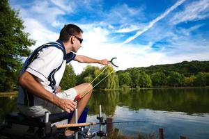 pesca sportiva su un bellissimo lago