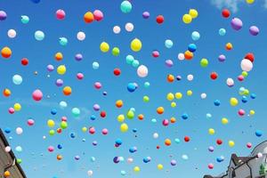 palloncini colorati sul cielo blu