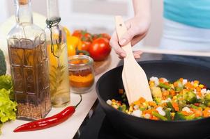 cibo preparazione. ritagliata Immagine di donna preparazione cibo foto