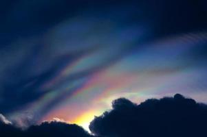 colore arcobaleno su raincloud nel cielo foto