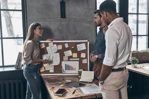 gruppo di giovane collaboratori nel inteligente casuale indossare avendo un' incontro nel il ufficio foto