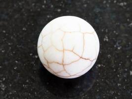 palla a partire dal Cracked cacholong pietra preziosa su buio foto