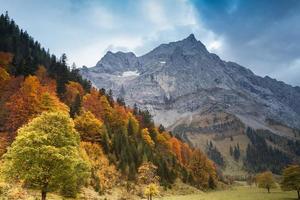 alpi autunno paesaggio montano con cielo blu scuro. austria, tirolo.
