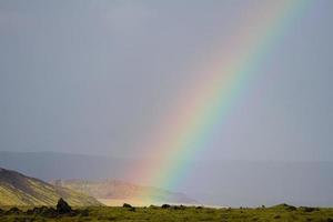 arcobaleno islandese e campi di lava foto