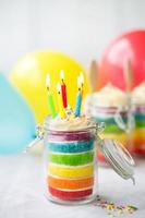 torta di compleanno arcobaleno in un barattolo foto