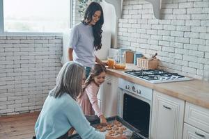 bellissimo nonna assunzione su biscotti a partire dal il forno e sorridente mentre la spesa tempo con famiglia foto