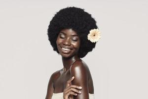 ritratto di bellissimo giovane africano donna toccante spalla e sorridente foto