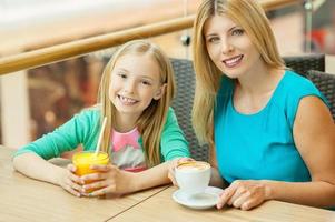 madre e figlia nel bar. allegro madre e figlia rilassante nel bar insieme foto