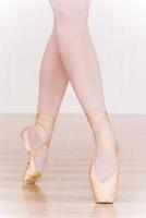 pointe tecnica. avvicinamento di ballerina gambe nel bianca tutu e pantofole foto