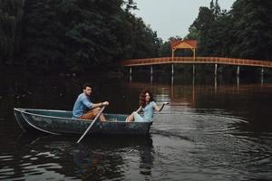 godendo grande fine settimana. bellissimo giovane coppia rilassante mentre godendo romantico Data su il lago foto