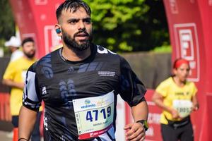 nuovo delhi, India - ottobre 16 2022 - vedanta delhi metà maratona gara dopo covid nel quale maratona partecipanti di per attraversare il finire linea, delhi metà maratona 2022 foto