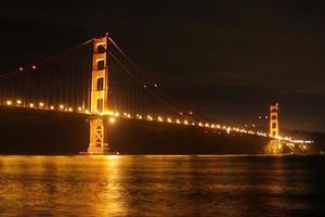 golden gate bridge di notte foto