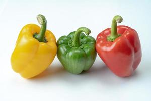 giallo, verde e rosso campana peperoni utile per il corpo. foto