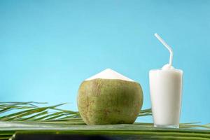 un' bicchiere di dolce Noce di cocco acqua Noce di cocco fragranza. foto