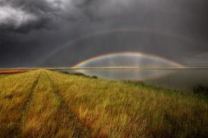 nuvole temporalesche e arcobaleno sulle paludi del lago chaplin