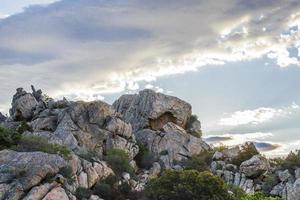 panorama delle colline granitiche del nord della Sardegna, Italia.