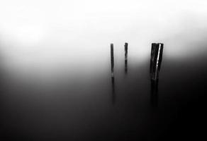 lago di nebbia (bianco e nero) foto