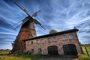 tradizionale vecchio mulino a vento in germania foto