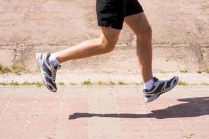 su il correre. lato Visualizza avvicinamento Immagine di uomo in esecuzione all'aperto foto