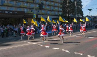 dnipro, Ucraina - 09.11.2021 cittadini celebrare città giorno. ragazze ballerini con agitando bandiere di Ucraina. foto