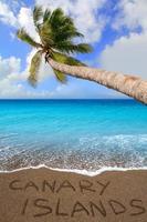 Parola scritta Isole Canarie di sabbia della spiaggia marrone