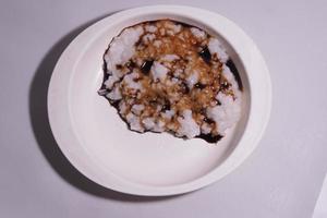porridge con soia salsa su un' bianca piatto foto