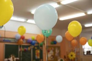 caldo aria palloncini nel scuola. vacanza nel scuola aula. dettagli di vacanza. foto