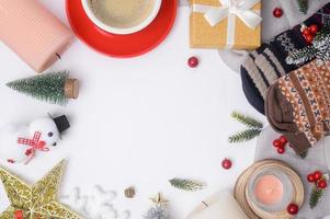 superiore Visualizza Natale piatto posare decorazioni su bianca sfondo foto