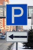 parcheggio sinistra. traffico cartello con il lettera p e il frecce per il sinistra foto