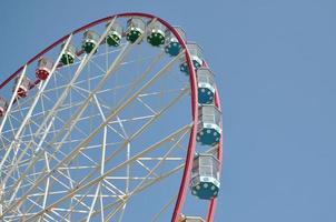 grande e moderno multicolore Ferris ruota su pulito blu cielo sfondo foto