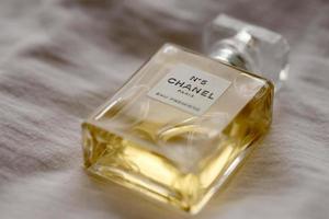 ternopil, Ucraina - settembre 2, 2022 chanel numero 5 eau prima In tutto il mondo famoso francese profumo bottiglia su vecchio bianca drappeggio foto