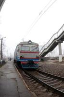 il ferrovia traccia nel un' nebbioso mattina. il ucraino suburbano treno è a il passeggeri stazione. fisheye foto con è aumentato distorsione