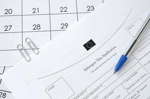 schengen Visa applicazione modulo e blu penna su carta calendario pagina foto