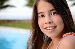 ritratto di una ragazza adolescente in piscina
