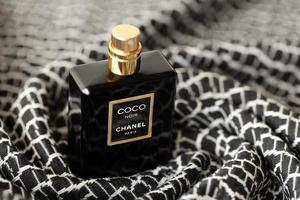 ternopil, Ucraina - settembre 2, 2022 cocco noir chanel Parigi In tutto il mondo famoso francese profumo bottiglia su vecchio plaid con monocromatico modello foto