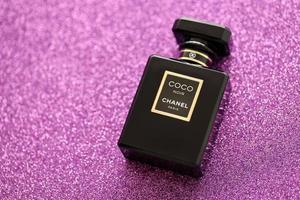 ternopil, Ucraina - settembre 2, 2022 cocco noir chanel Parigi In tutto il mondo famoso francese profumo nero bottiglia su brillante luccichio sfondo nel viola colori foto