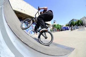 Kharkiv, Ucraina - 27 Maggio, 2018 freestyle bmx piloti nel un' Skate park durante il annuale Festival di strada culture foto