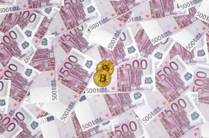 bitcoin al di sopra di mucchio di cinque centinaio Euro banconote. tradizionale i soldi contro criptovaluta concetto. oro moneta sopra 500 Euro fatture. vicino su foto