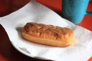 Mela sbarra, acero bar ciambella, acero bar ciambella servito su un arancia tavolo. foto