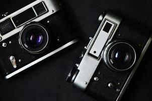 un vecchio foto macchine fotografiche a partire dal medio di 20 secolo su nero sfondo